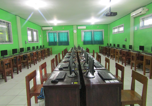 gambar laboratorium komputer siswa
